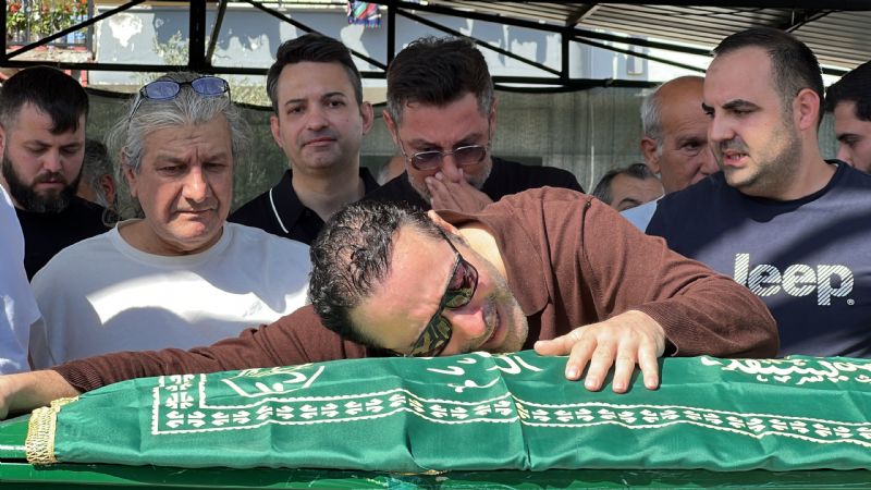 ŞARKICI ATİLLA TAŞ’IN KIZI GÖZYAŞLARI ARASINDA TOPRAĞA VERİLDİ