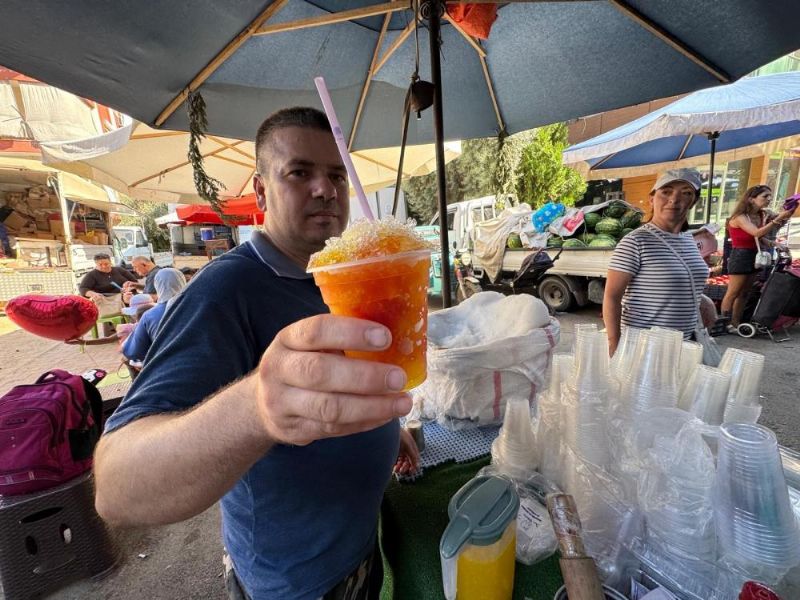 Yaz sıcağında ekmeğini kardan çıkarıyor: Toroslar’dan Antalya’ya kar mesaisi