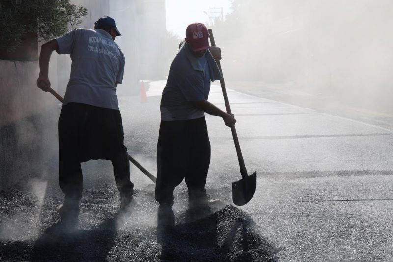 Hava 40, asfalt 200 derece: Adana’da işçilerin zorlu mesaisi