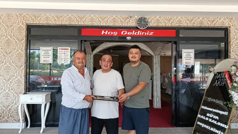 Salon görevlisinden alkışlanacak hareket