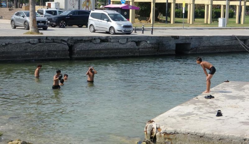 Mersin’de sıcak hava ve nem bunalttı