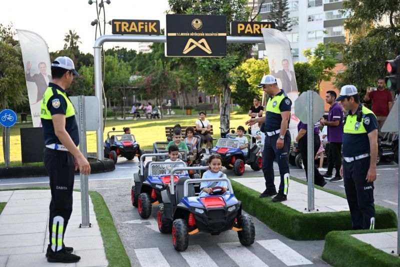 Mersin’de minikler trafik kurallarını direksiyon başında öğrendi
