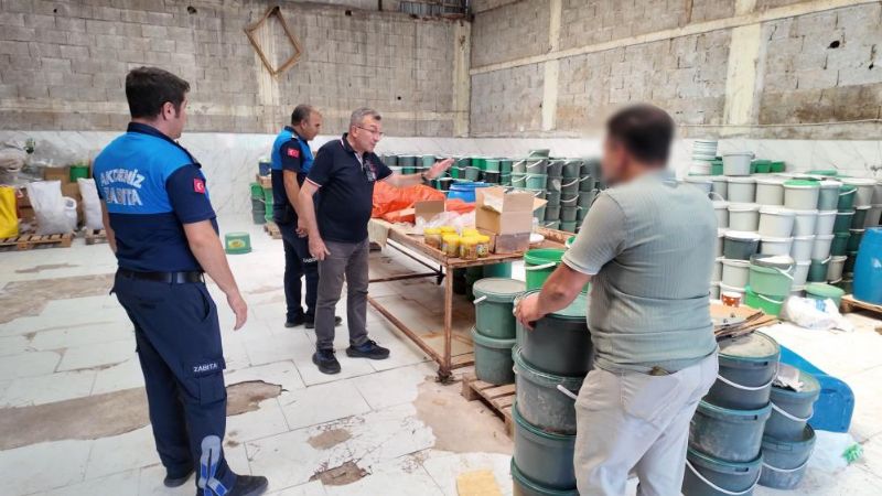 Mersin’de sağlıksız şartlarda üretilen tonlarca turşuya el konuldu