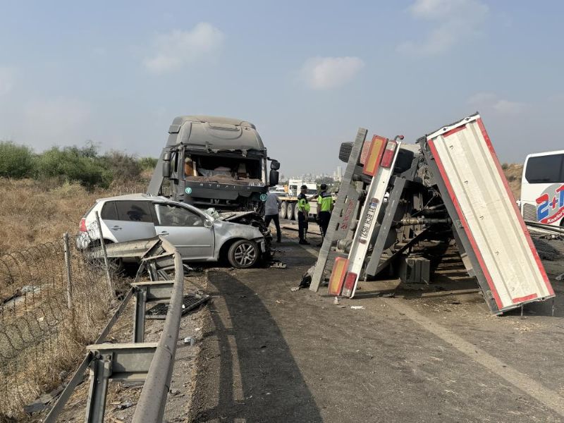 Otoyolda tır karşı şeride geçti, ortalık savaş alanına döndü:1 ölü, 2 yaralı