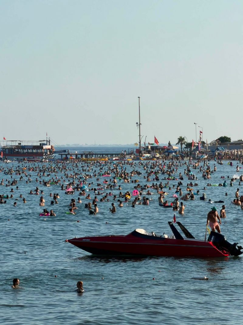 Mersin’de plajlar doldu taştı