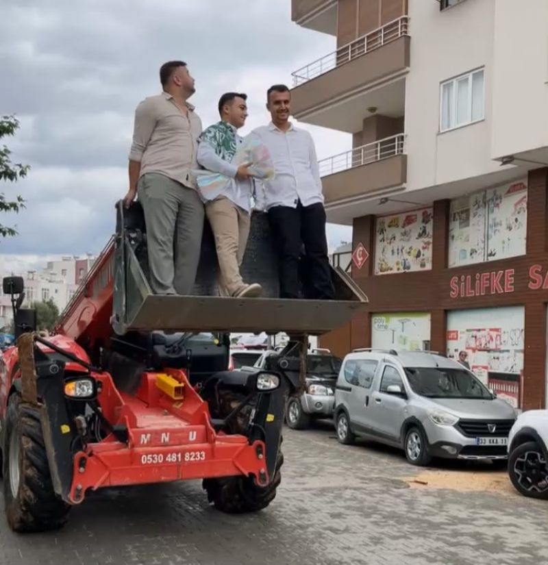 MERSİN’DE İLGİNÇ GELİN ALMA: DAMAT, VİNÇ SEPETİYLE 4. KATA ÇIKARAK GELİNİ ALDI
