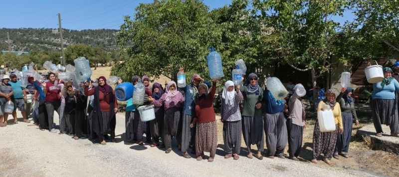 Silifke’de su sıkıntısı: Bidonlarla su taşıyan köylüler destek istedi