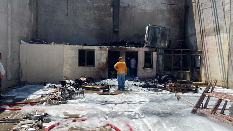 Mersin’de sebze ve meyve halinde depo yangını