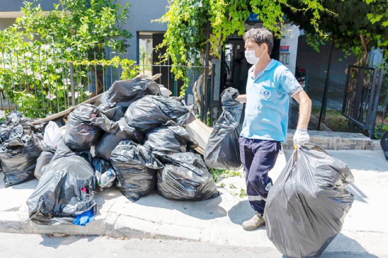 ÇÖP EVDEN 5 KAMYON ATIK ÇIKARILDI